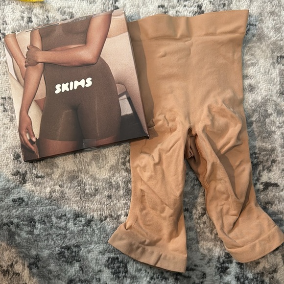 SKIMS SEAMLESS SCULPT MID THIGH SHORT - 0602 - Picture 4 of 4